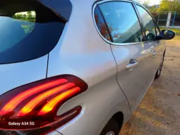 
Peugeot 208 1.6 BlueHDi Style full									