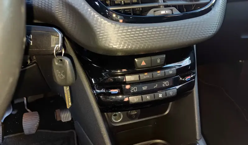 
Peugeot 208 1.6 BlueHDi Style full									
