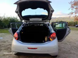 
Peugeot 208 1.6 BlueHDi Style full									