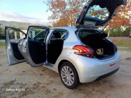 
Peugeot 208 1.6 BlueHDi Style full									