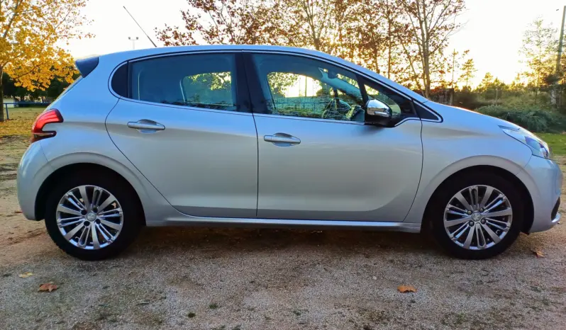 
Peugeot 208 1.6 BlueHDi Style full									